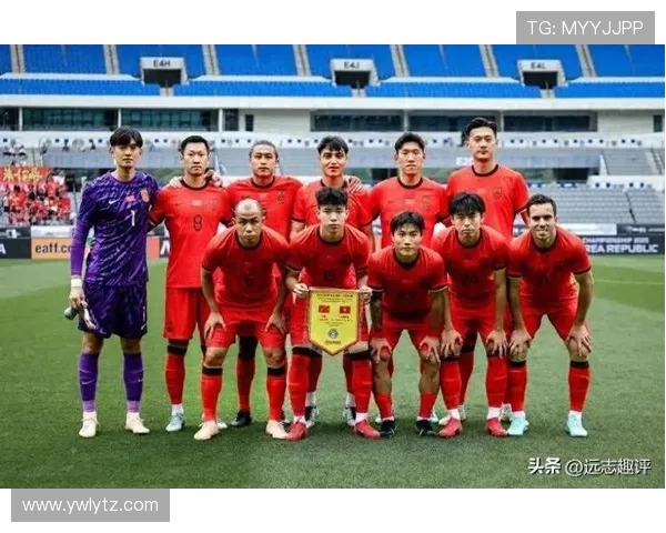 中国香港后卫茹子楠疑似因王钰栋犯规伤退 上半场末尾成关键转折点 中国香港后卫茹子楠疑似因王钰栋犯规伤退 上半场末尾成关键转折点